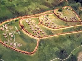 Karpacka Troja przeżywa prawdziwy „najazd turystów” – osada popularna jak nigdy dotąd! Makieta z rekonstrukcją osady w Trzcinicy