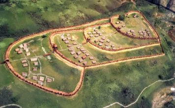 Karpacka Troja przeżywa prawdziwy „najazd turystów” – osada popularna jak nigdy dotąd! Makieta z rekonstrukcją osady w Trzcinicy