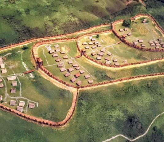 Karpacka Troja przeżywa prawdziwy „najazd turystów” – osada popularna jak nigdy dotąd! Makieta z rekonstrukcją osady w Trzcinicy