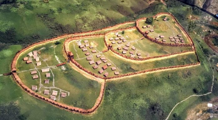 Karpacka Troja przeżywa prawdziwy „najazd turystów” – osada popularna jak nigdy dotąd! Makieta z rekonstrukcją osady w Trzcinicy