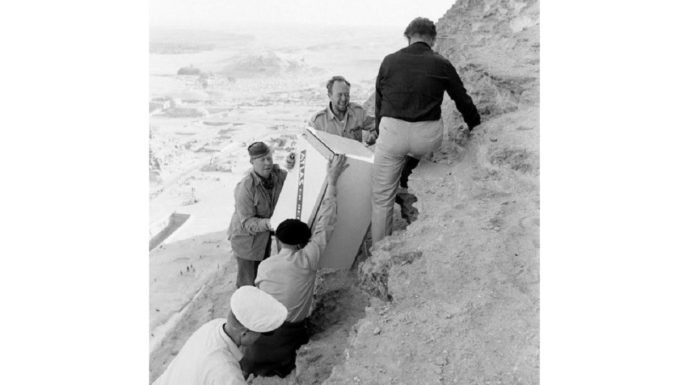 Grupa turystów z Danii wniosła kiedyś na szczyt piramidy Cheopsa lodówkę