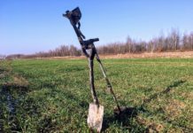 Dolnośląskie. Policja zatrzymała człowieka z wykrywaczem na polu