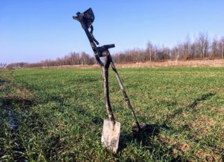 Dolnośląskie. Policja zatrzymała człowieka z wykrywaczem na polu