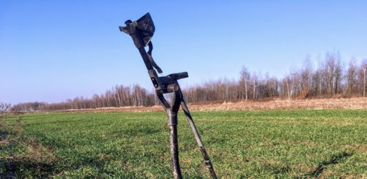 Dolnośląskie. Policja zatrzymała człowieka z wykrywaczem na polu