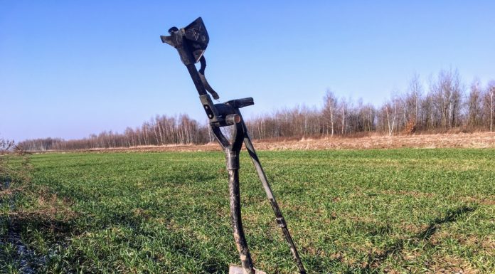 Dolnośląskie. Policja zatrzymała człowieka z wykrywaczem na polu