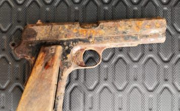 Polski pistolet VIS został znaleziony w stropie remontowanego domu