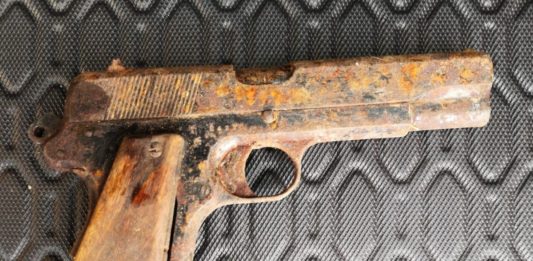 Polski pistolet VIS został znaleziony w stropie remontowanego domu