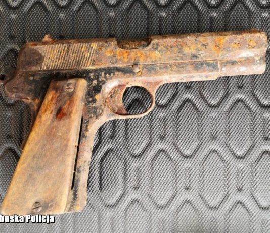 Polski pistolet VIS został znaleziony w stropie remontowanego domu