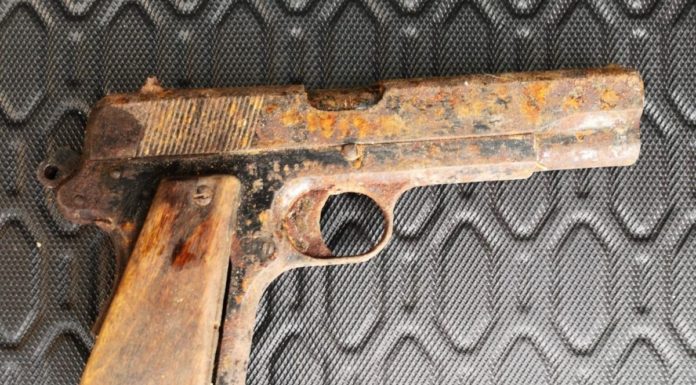 Polski pistolet VIS został znaleziony w stropie remontowanego domu