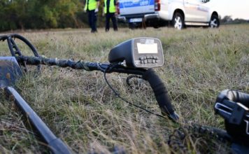 Mazowieckie. Zatrzymano dwóch braci z Ukrainy – „poszukiwali skarbów” wykrywaczami