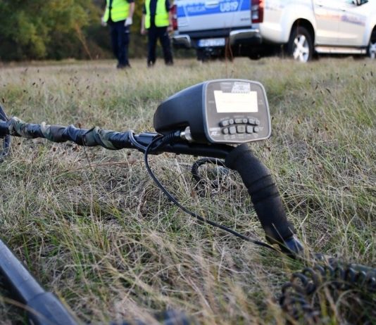 Mazowieckie. Zatrzymano dwóch braci z Ukrainy – „poszukiwali skarbów” wykrywaczami