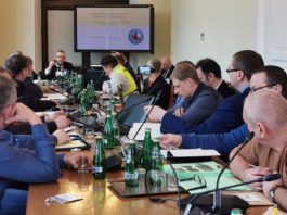 Ostre rozmowy z policją w sejmie na temat poszukiwaczy (FILM)