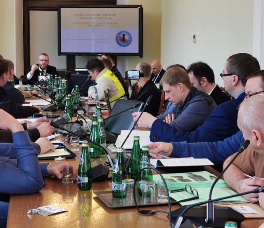 Ostre rozmowy z policją w sejmie na temat poszukiwaczy (FILM)