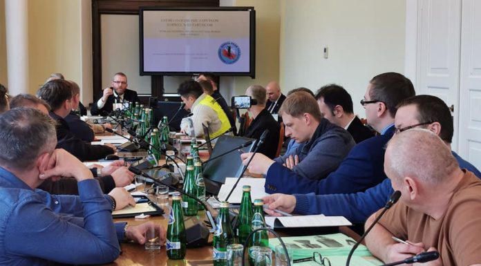 Ostre rozmowy z policją w sejmie na temat poszukiwaczy (FILM)