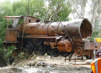 Dwie lokomotywy V-Class z 1885 roku zostały wydobyte z rzeki