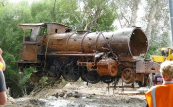 Dwie lokomotywy V-Class z 1885 roku zostały wydobyte z rzeki