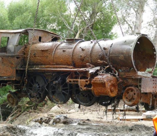 Dwie lokomotywy V-Class z 1885 roku zostały wydobyte z rzeki