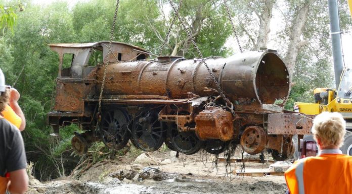 Dwie lokomotywy V-Class z 1885 roku zostały wydobyte z rzeki