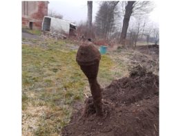 Kotlina Kłodzka. Niemiecki panzerfaust wykopany przypadkiem na podwórzu