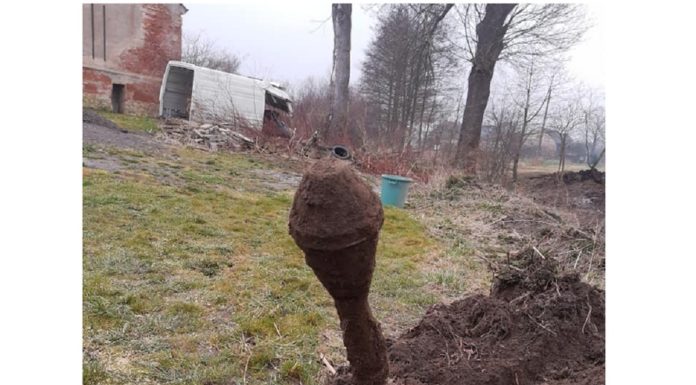 Kotlina Kłodzka. Niemiecki panzerfaust wykopany przypadkiem na podwórzu