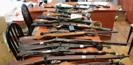 Posiadał arsenał broni i podszywał się pod generała – zatrzymała go policja