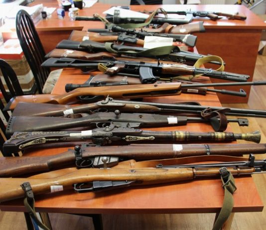 Posiadał arsenał broni i podszywał się pod generała – zatrzymała go policja