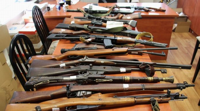 Posiadał arsenał broni i podszywał się pod generała – zatrzymała go policja