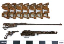 Saperzy z Kielc przekazali do muzeum w Małogoszczu zabytki odkryte w trakcie pracy