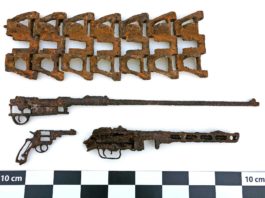 Saperzy z Kielc przekazali do muzeum w Małogoszczu zabytki odkryte w trakcie pracy