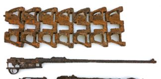 Saperzy z Kielc przekazali do muzeum w Małogoszczu zabytki odkryte w trakcie pracy