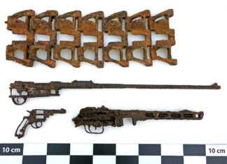 Saperzy z Kielc przekazali do muzeum w Małogoszczu zabytki odkryte w trakcie pracy