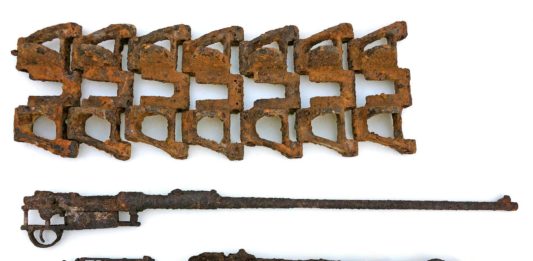 Saperzy z Kielc przekazali do muzeum w Małogoszczu zabytki odkryte w trakcie pracy