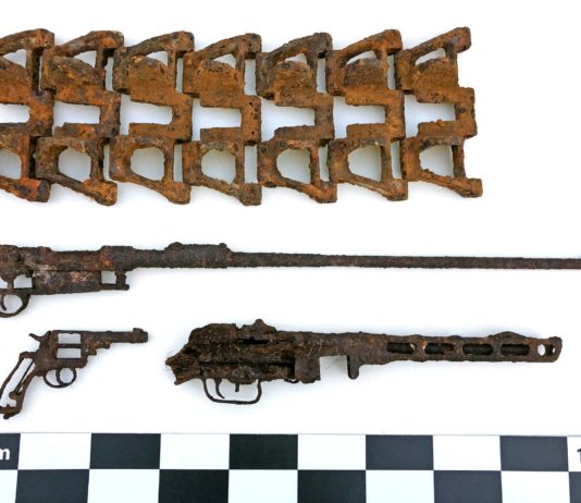 Saperzy z Kielc przekazali do muzeum w Małogoszczu zabytki odkryte w trakcie pracy