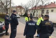 Płock. Złamał zakaz – szukał wykrywaczem w piaskownicy „skarbów”