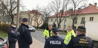 Płock. Złamał zakaz – szukał wykrywaczem w piaskownicy „skarbów”