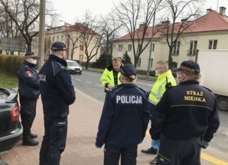 Płock. Złamał zakaz – szukał wykrywaczem w piaskownicy „skarbów”