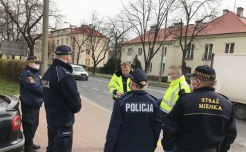Płock. Złamał zakaz – szukał wykrywaczem w piaskownicy „skarbów”