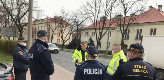 Płock. Złamał zakaz – szukał wykrywaczem w piaskownicy „skarbów”