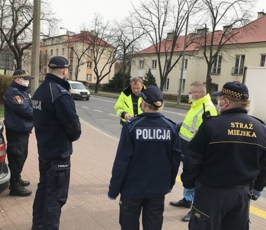 Płock. Złamał zakaz – szukał wykrywaczem w piaskownicy „skarbów”