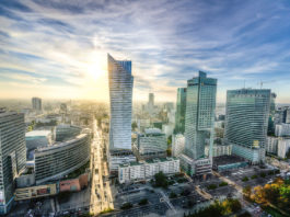 Im bardziej rygorystyczna kwarantanna, tym szybciej gospodarka się odbudowuje