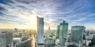 Im bardziej rygorystyczna kwarantanna, tym szybciej gospodarka się odbudowuje