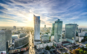 Im bardziej rygorystyczna kwarantanna, tym szybciej gospodarka się odbudowuje