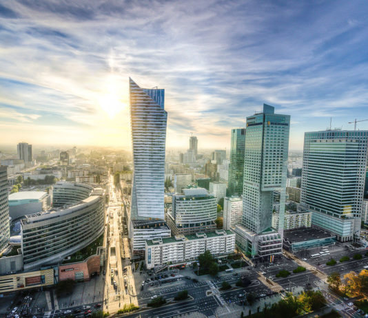 Im bardziej rygorystyczna kwarantanna, tym szybciej gospodarka się odbudowuje