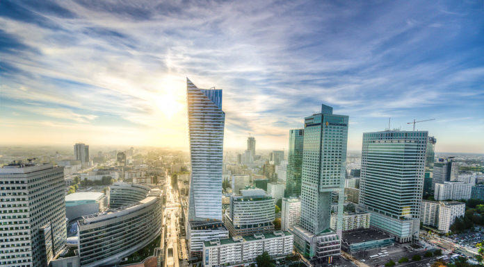 Im bardziej rygorystyczna kwarantanna, tym szybciej gospodarka się odbudowuje