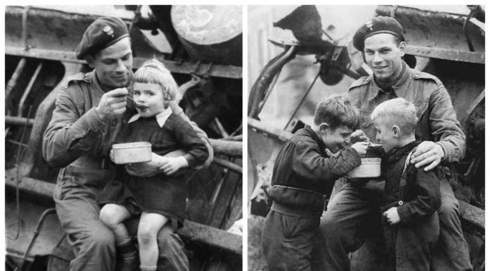 Żołnierz z 1 Dywizji Pancernej gen. Maczka karmi holenderskie dzieci
