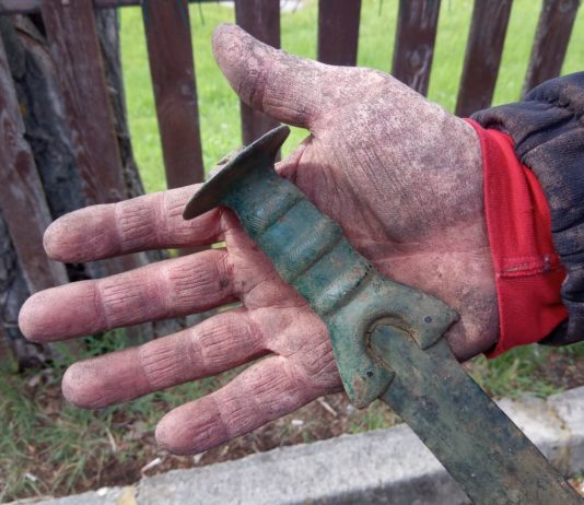 Doskonale zachowany miecz sprzed 3 tys lat odkryty na Słowacji