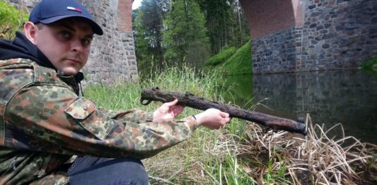 Magnesem wyłowił z rzeki pod Olsztynem karabin Lee-Enfield