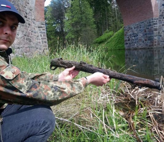 Magnesem wyłowił z rzeki pod Olsztynem karabin Lee-Enfield