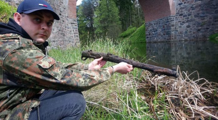 Magnesem wyłowił z rzeki pod Olsztynem karabin Lee-Enfield