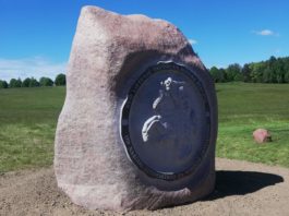 Pomnik od Litwinów trafił na Grunwald (GALERIA)